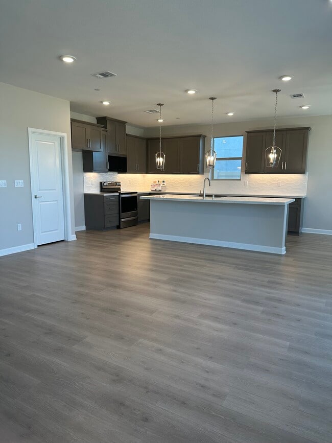 Photo - 2055 Woolem Pl