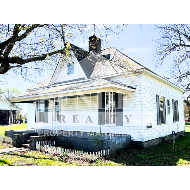 Building Photo - QUAINT, COZY SPACE