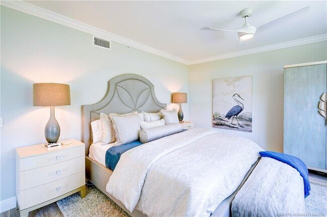 Photo - 5799 NE Island Cove Way Unidad 1104
