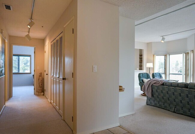 Photo - CDA NORTH CONDO - JUST LISTED ONE BEDROOM CONDO!
