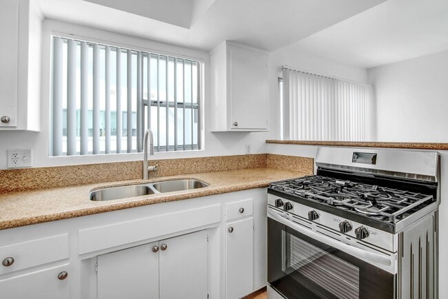 Photo - 744 S.Windsor Blvd. - just south of Wilshire Blvd. Unidad 06