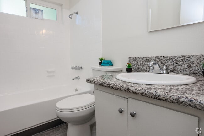 1BR, 1BA - 650SF