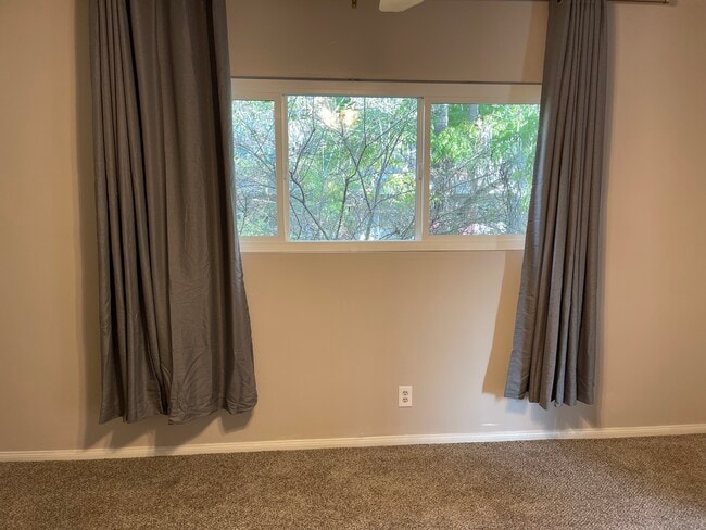 Building Photo - 2328 N Beachwood Dr Unit Apt 5
