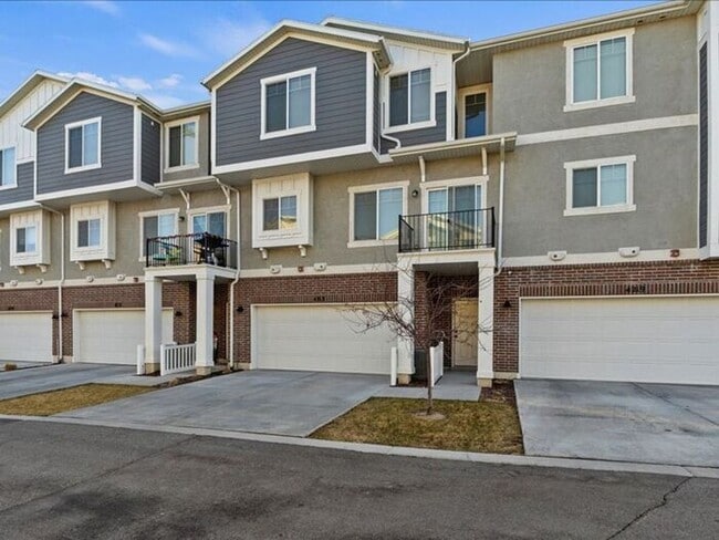 Photo - RIVERTON 3 BED, 2.5 BATH TOWNHOME