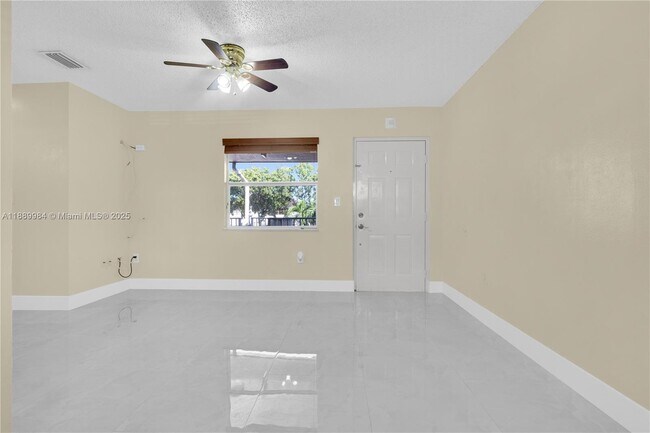 Photo - 2560 W 60th St Unidad 203