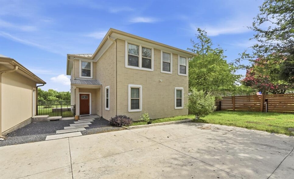 330 Howard Ln