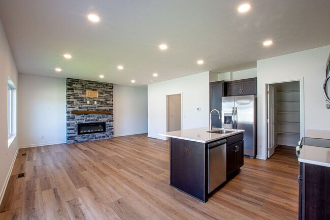 Building Photo - 14802-14804 Willow Street Unit 14802 Rental