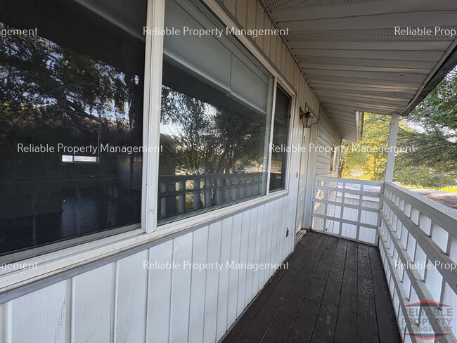 Building Photo - 1296 Blaine Ave Unit 2