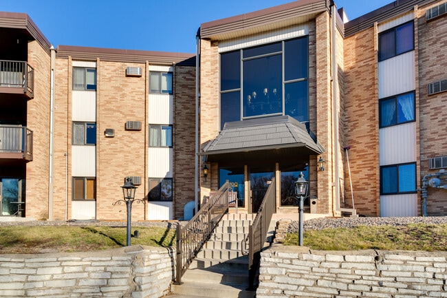 Building entrance - 2700 Oxford St N Condo Unit 133