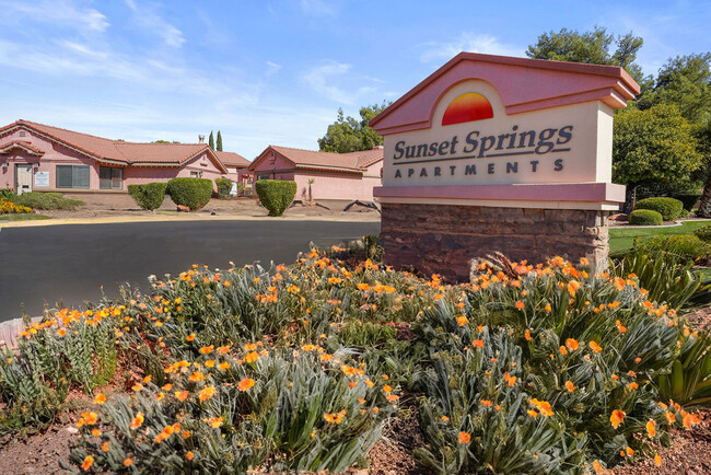 Sunset Springs en verano - Sunset Springs Apartments