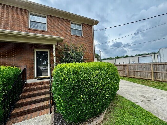 Townhome with attached garage near Tech Corridor and Research Park