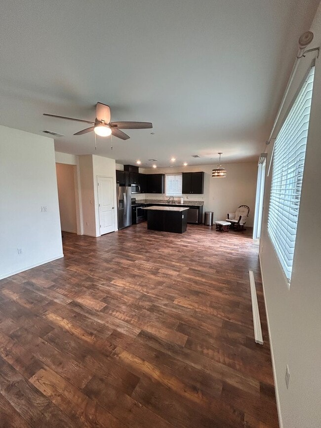 Photo - Don't miss this out 3 bedroom 2 bath with solar in Hanford!