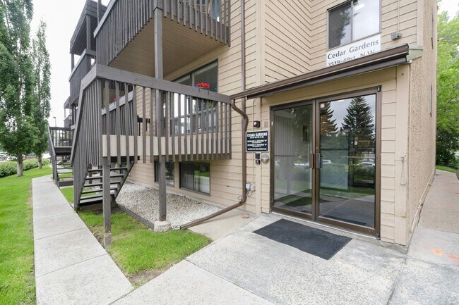 Photo - 3519-3519 49 St NW