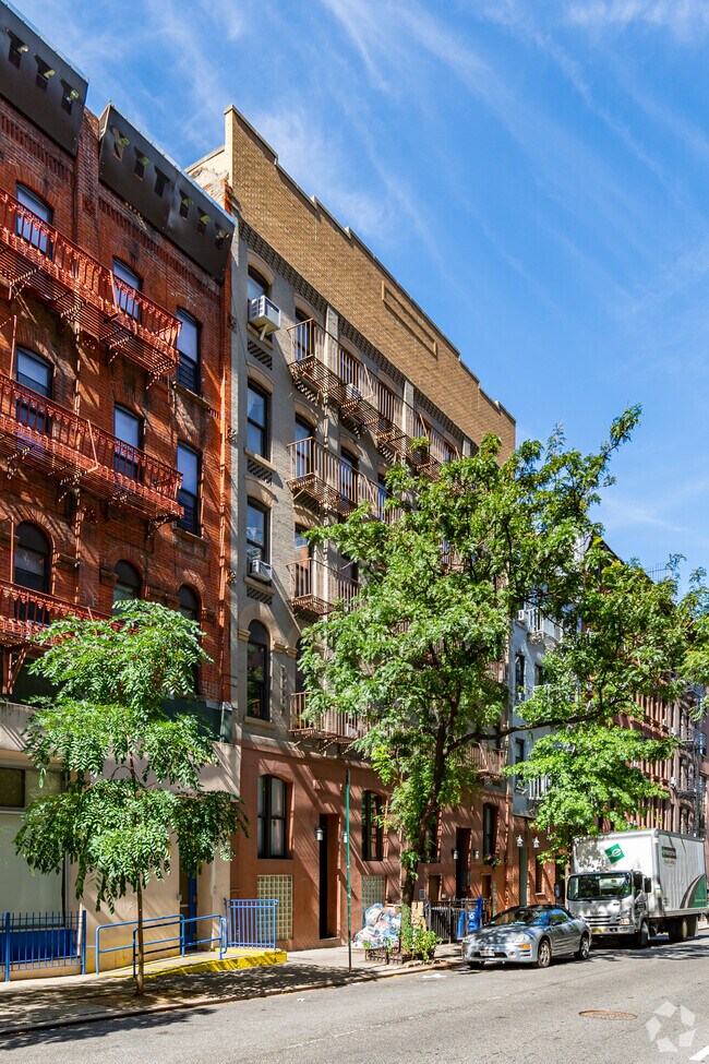 Photo - 520-522 W 50th St