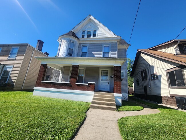 Building Photo - Freshly painted 1 bedroom 1 bath first floor apartment with updated floors! Unit 1
