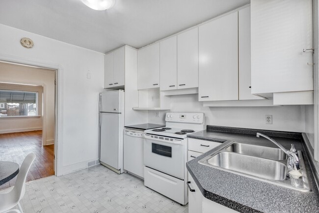 Building Photo - 806 Garfield St N