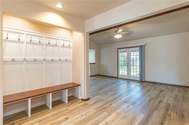 Photo - 904 Oakwood Dr