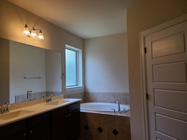 Photo - 218 Simmons Dr