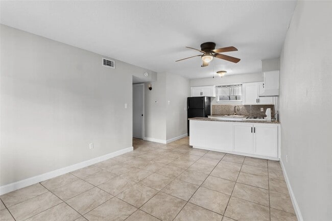 Building Photo - 2819 Berry St Unit 4