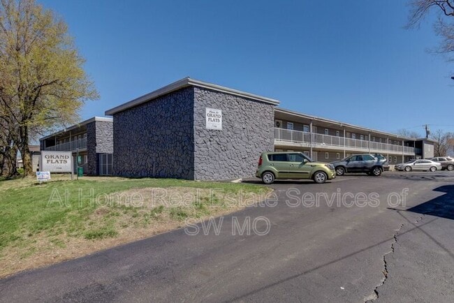 Building Photo - 930 S Campbell Ave Unit Plaza 11