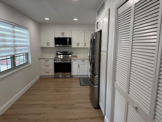 Building Photo - 4261 W Palm Aire Dr Unit 202