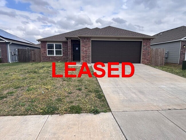 Building Photo - Location, Style, and Space: South Fayetteville Living at Its Best!