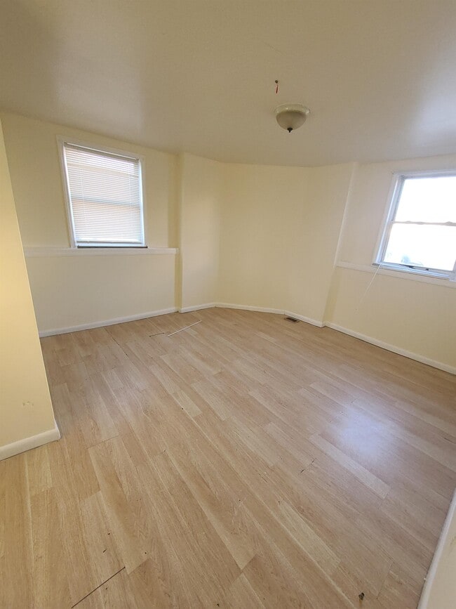 Photo - 6165 Delancey St