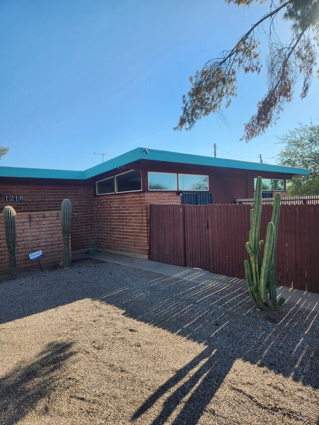 1210 E Prince Rd Unidad Cute 1-Bedroom with All Utilities And Wifi
