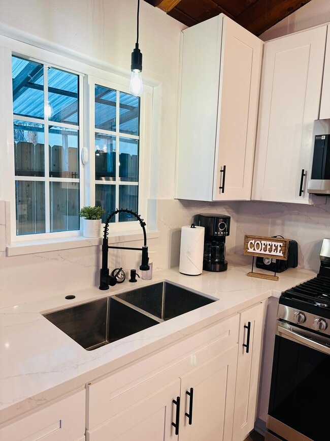 Photo - 4040 Boundary St