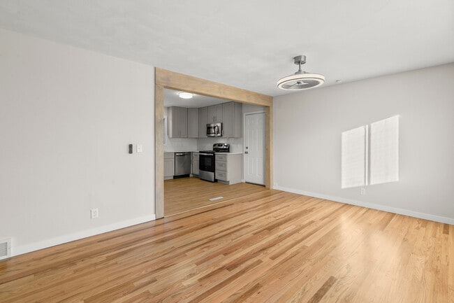 Building Photo - 4622 Parkview Dr