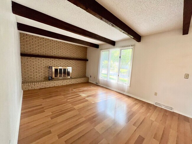 Photo - 4 Bedroom, 3 Bath walking distance to Amanda Arnold Elementary!