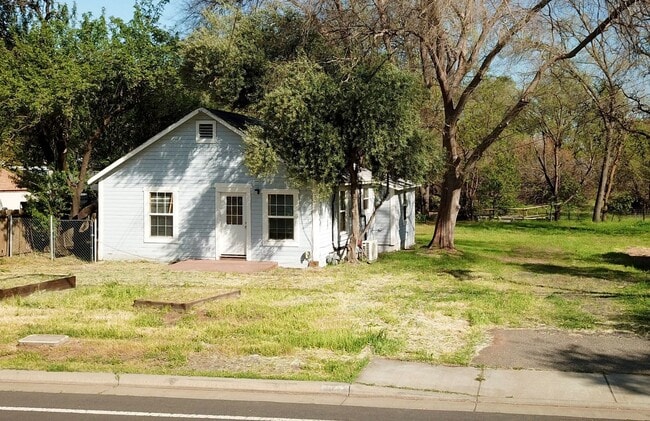 Building Photo - 2BR home on a large lot with room to roam!