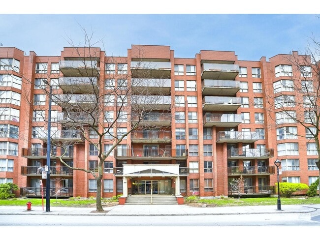 Building Photo - 500 Rue De La Montagne Unit 507