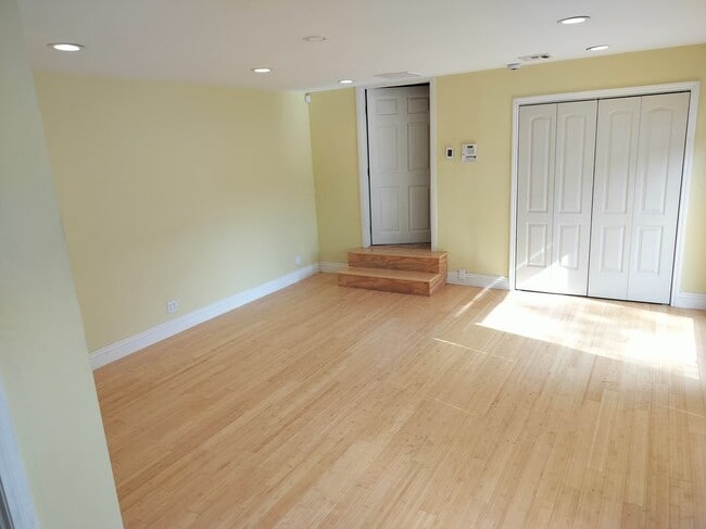 4613 S Van Ness Ave