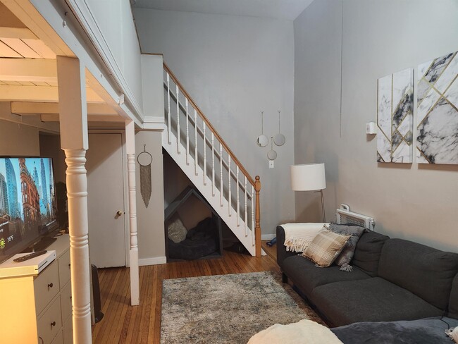 Building Photo - 927 Pine St Unit 102