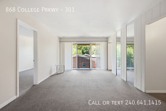 Photo - 868 College Pkwy