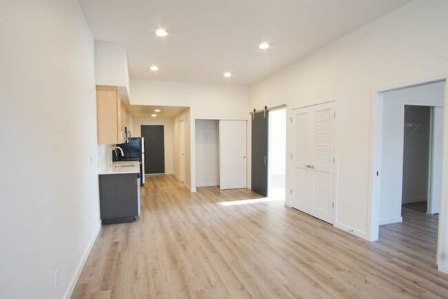 Photo - John's Landing: Top Floor Modern 2 Bdr w/ W&D + AC! Unidad 301