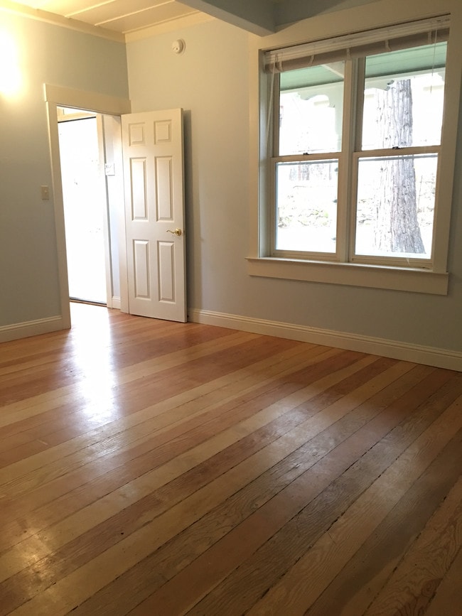 Photo - 228 B St