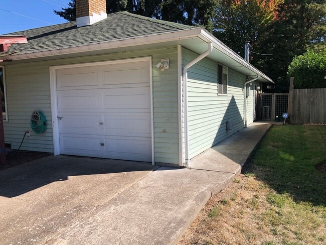 Photo - 3 bedroom 1 bath house in Eugene! MOVE IN ...