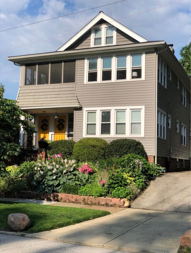 Building Photo - 1124 Summit Ave Unit 2 Beds, 1 Bath House - 1st Floor Double