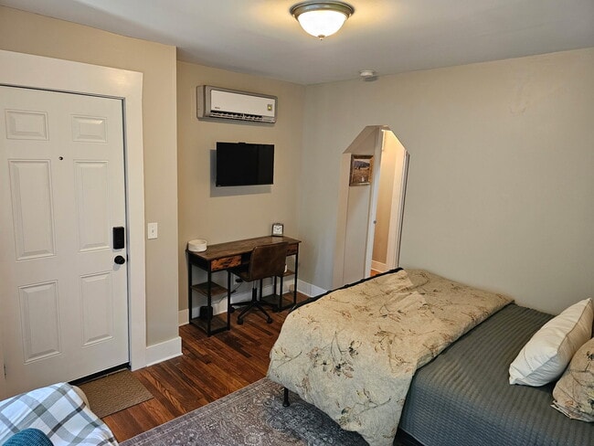 Building Photo - 525 E Manning St Unit 2