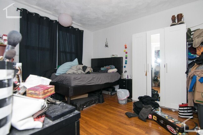 Building Photo - Spacious Budget-Friendly Apt near T with t...