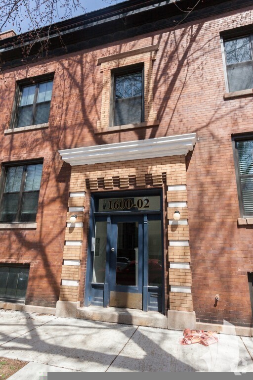 Building Photo - 1600 W Belle Plaine Ave Rental