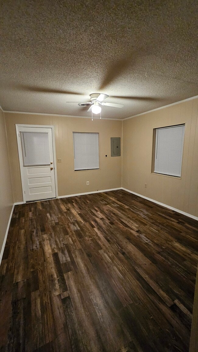 Photo - 134 Bates St NE