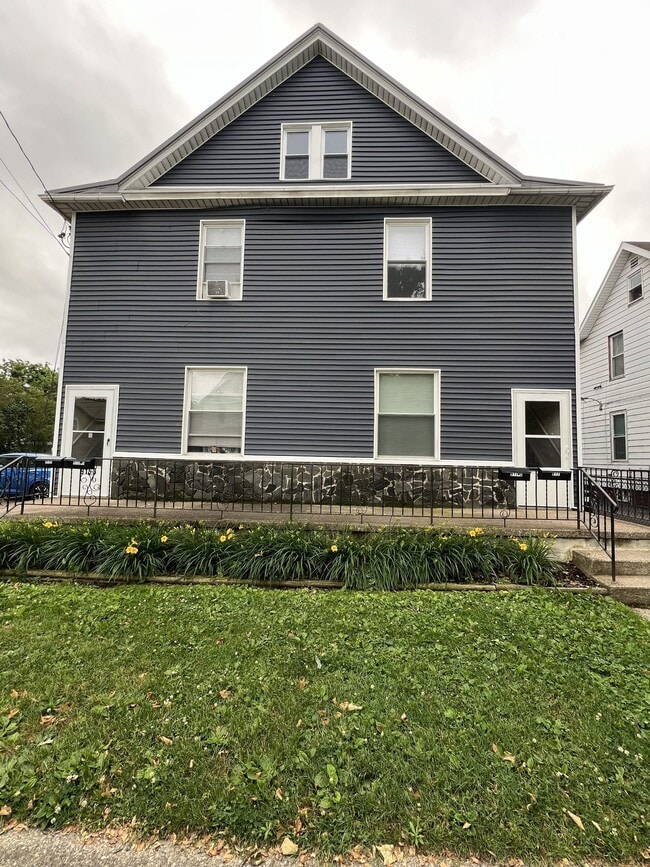 Building Photo - 917 W 3rd St Unit 917 W 3rd Street 1