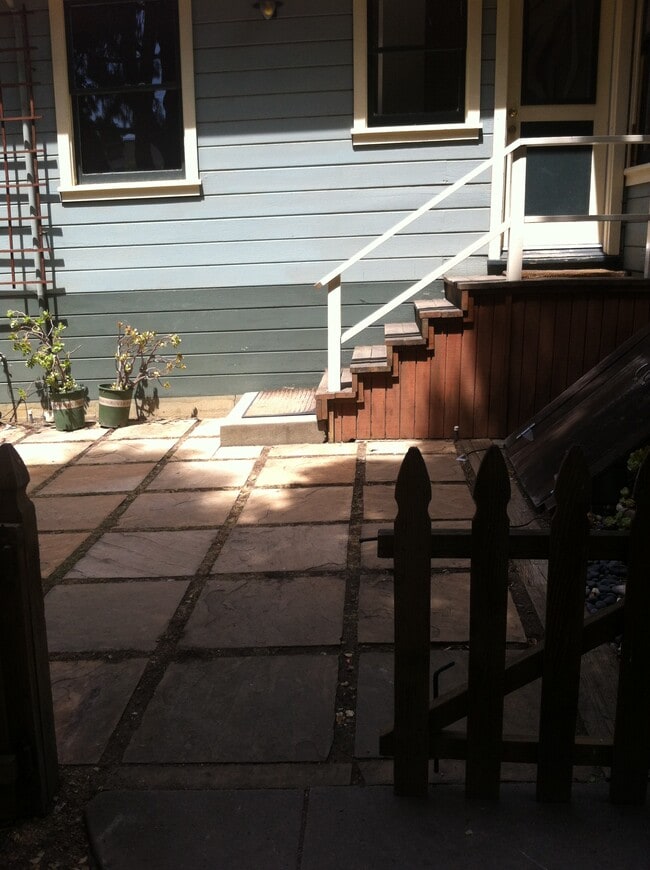 Photo - 518 Byron St Unit Rear