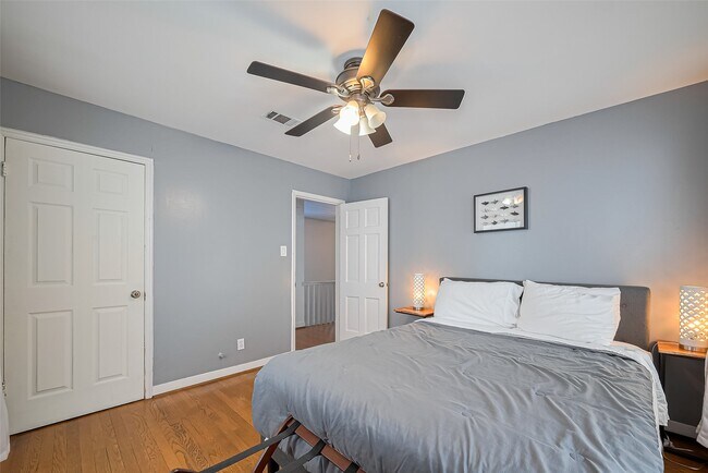 Photo - 2163 University Blvd