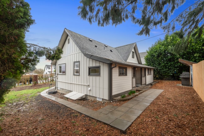 Photo - 207 Ave G