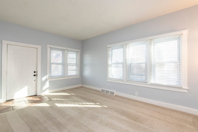Living Room - 2615 N Wauwatosa Ave