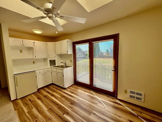 Photo - Charming 1 bed, 1 bath Top Floor Duplex Lynnwood/ $1800mo.